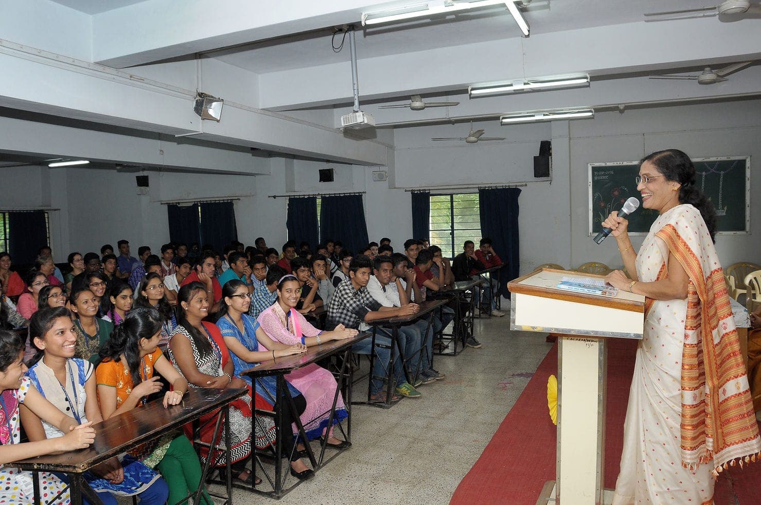 Maharashtriya Mandal college of commerce Classroom photo 3